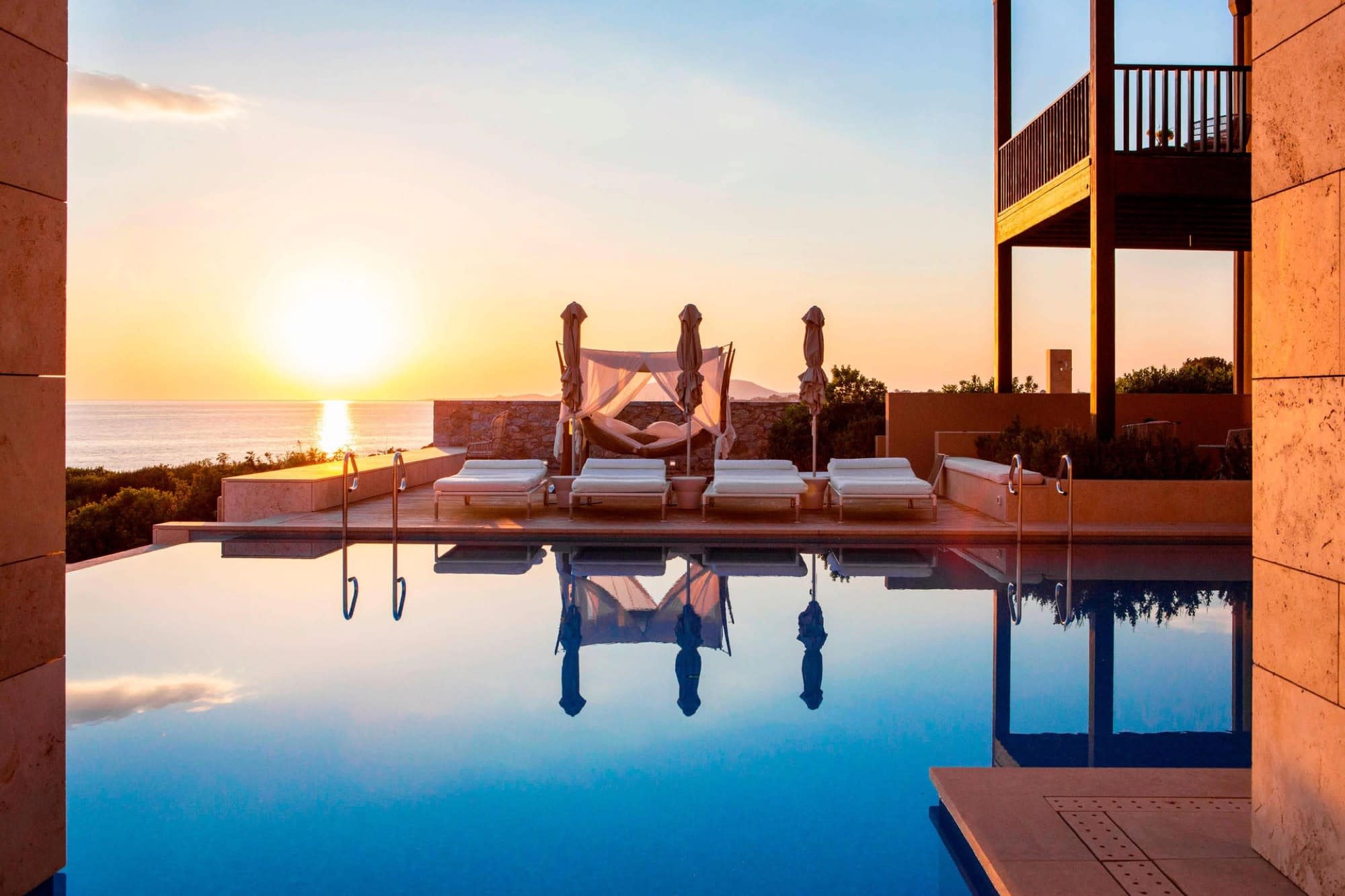 Piscine à débordement face à la mer Ionienne au coucher du soleil, The Romanos Costa Navarino