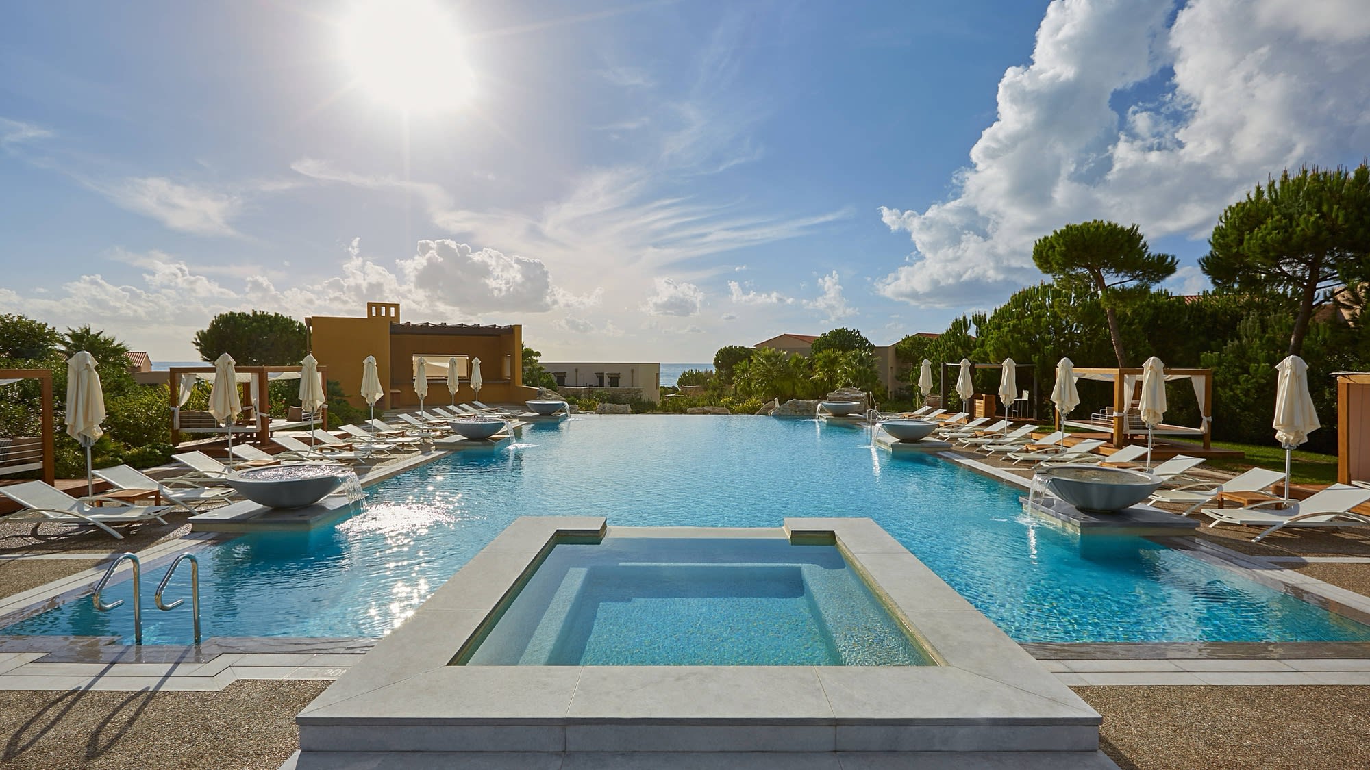 Piscine à débordement du Westin Resort Costa Navarino face à la mer Ionienne