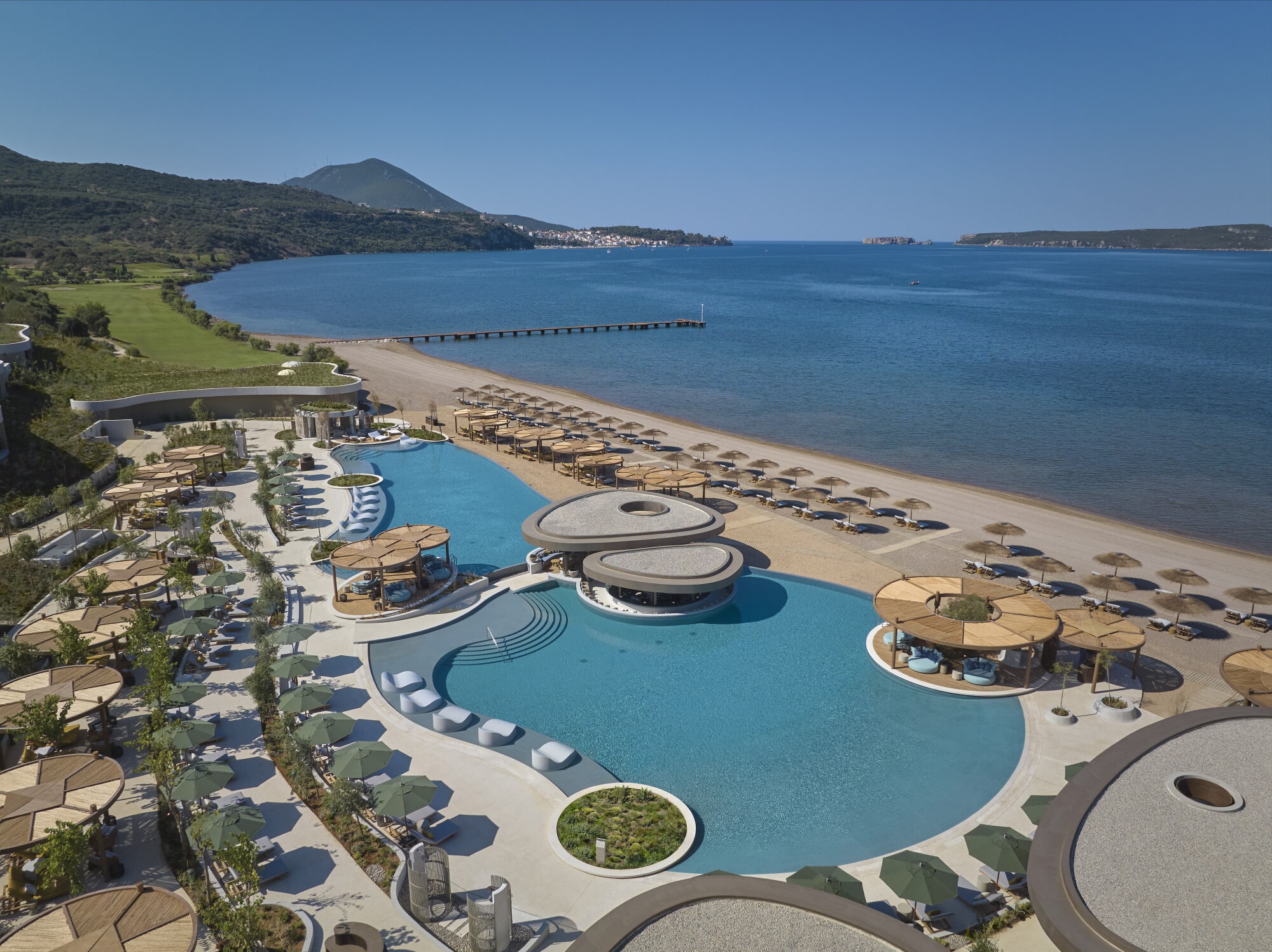 Vue aérienne du resort Mandarin Oriental Costa Navarino et sa piscine face à la baie de Navarino
