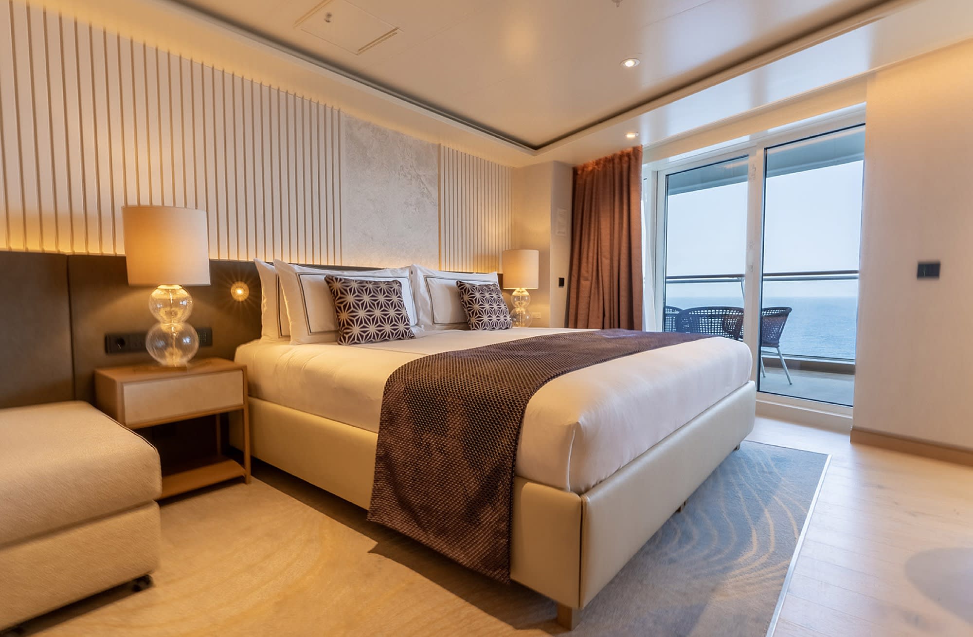 Grande Suite Khuzama de l'AROYA avec balcon privé donnant sur la mer Rouge