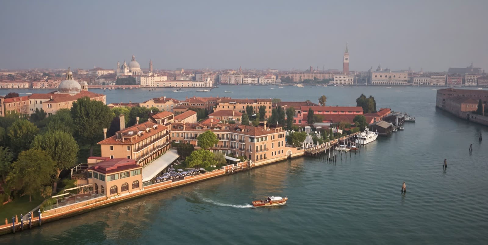 Belmond Hotel Cipriani vu du ciel, sur la lagune de Venise