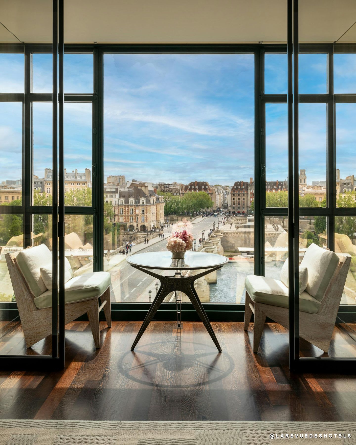 Suite Seine du Cheval Blanc Paris avec vue sur la Seine et le Pont Neuf