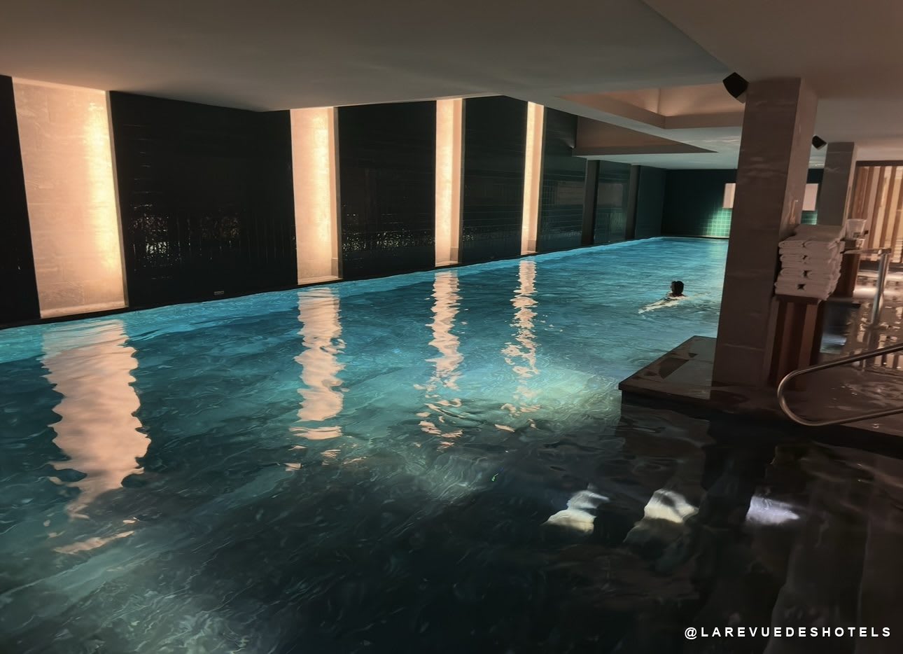 La piscine chauffée semi-olympique de l'hôtel La Fondation à Paris