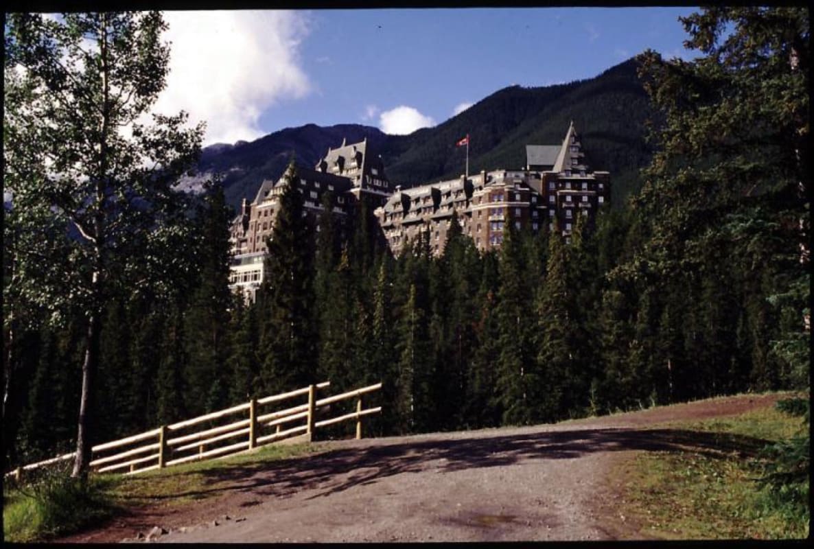 Le Fairmont Banff Springs, château-hôtel emblématique dans les Rocheuses canadiennes
