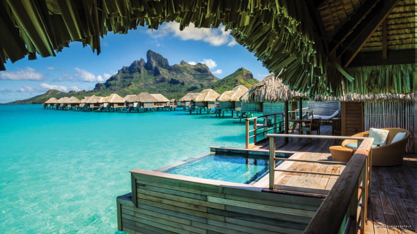 Overwater bungalows at Four Seasons Bora Bora · La Revue des Hôtels