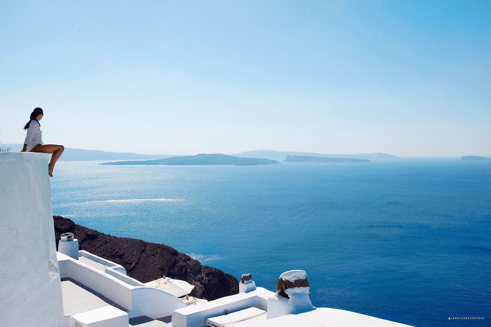 Cave hotel facing the Santorini caldera · La Revue des Hôtels