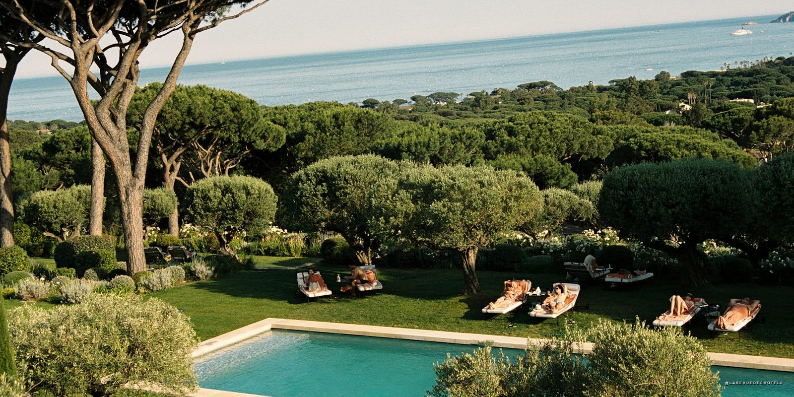 Piscine et vue sur la presqu'île au Château de la Messardière, Saint-Tropez · La Revue des Hôtels