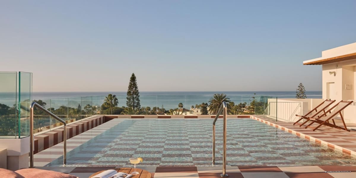 Piscine rooftop du Kimpton Los Monteros Marbella, vue mer · La Revue des Hôtels