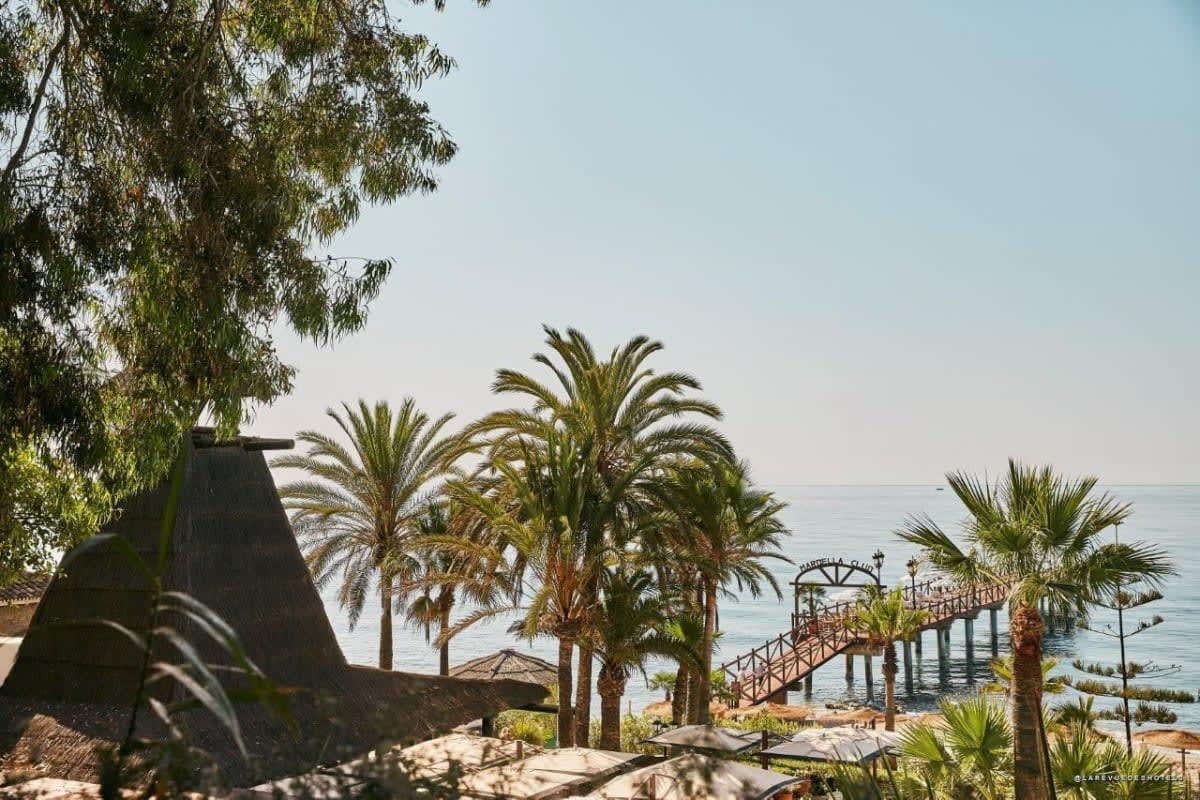 Jardins et accès plage du Marbella Club Hotel · La Revue des Hôtels