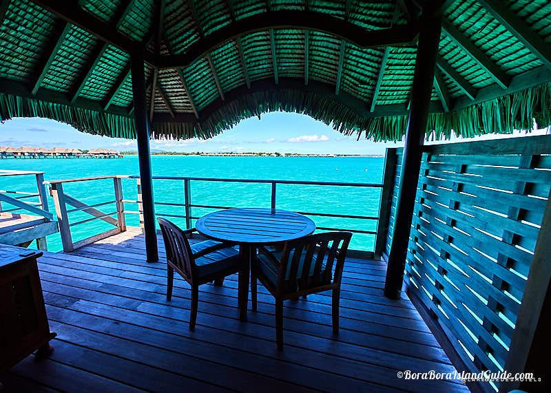 Overwater bungalows at Four Seasons Bora Bora facing Mount Otemanu · La Revue des Hôtels