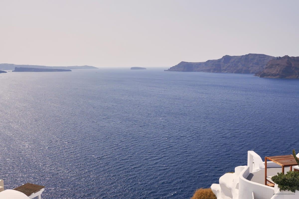 Infinity pools at Katikies Santorini facing the Oia caldera · La Revue des Hôtels