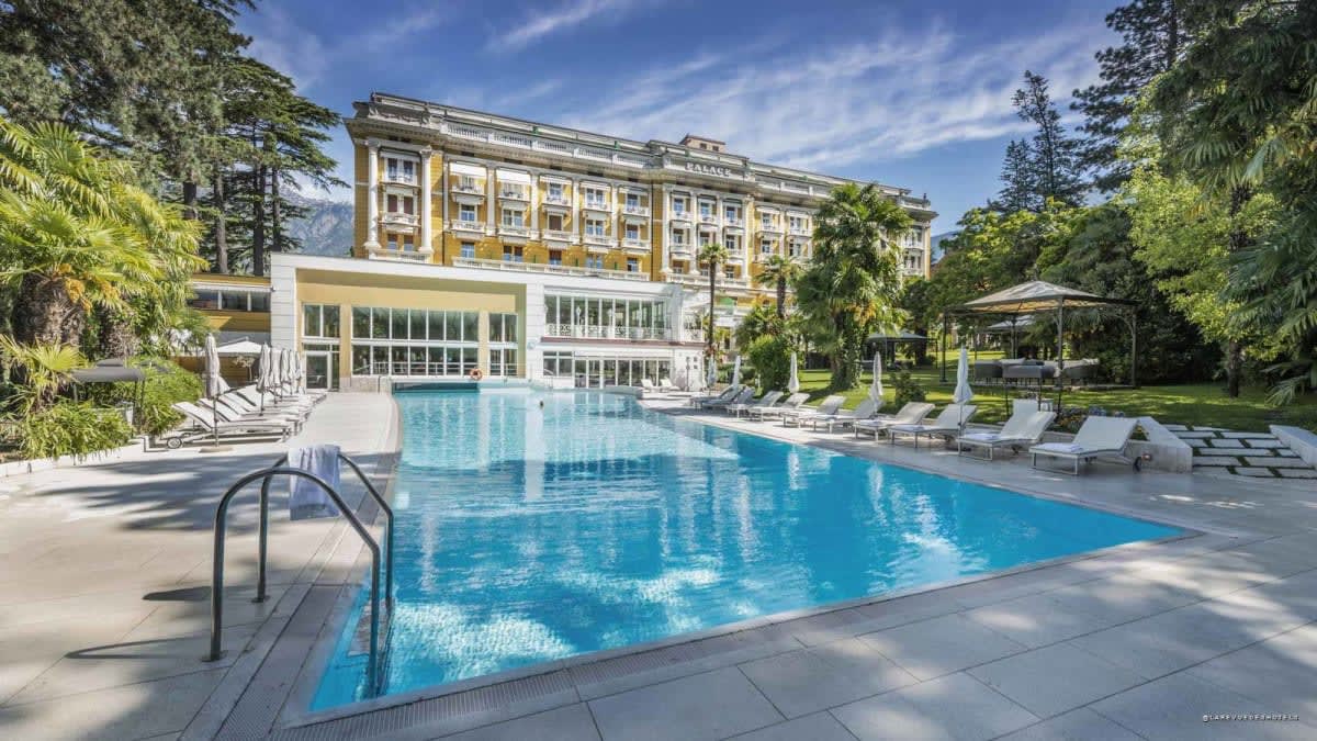 Piscine extérieure du Palace Merano en été · La Revue des Hôtels