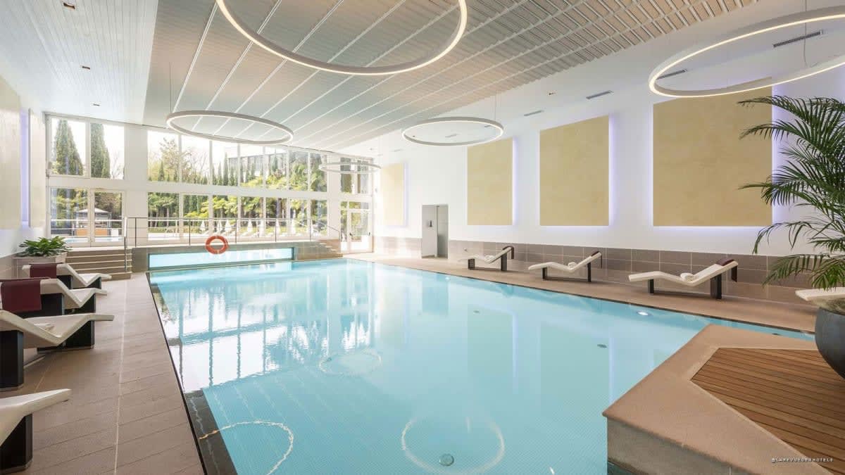 Piscine intérieure du Palace Merano · La Revue des Hôtels