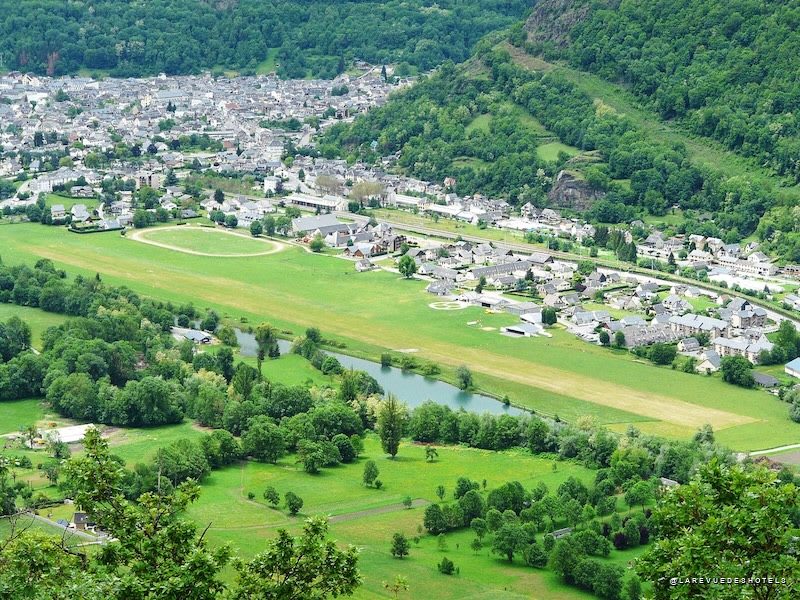 La vallée de Bagnères-de-Luchon, dans les Pyrénées · La Revue des Hôtels