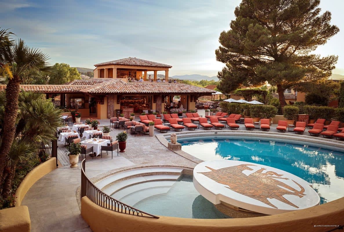 Le Byblos de Saint-Tropez, rétrogradé en 2026 · La Revue des Hôtels