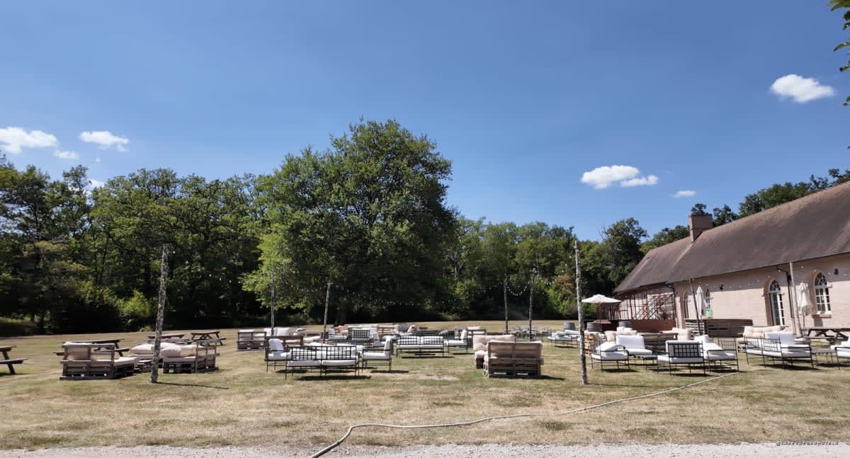 Le bar extérieur de l'hôtel · Château La Borde en Sologne · La Revue des Hôtels