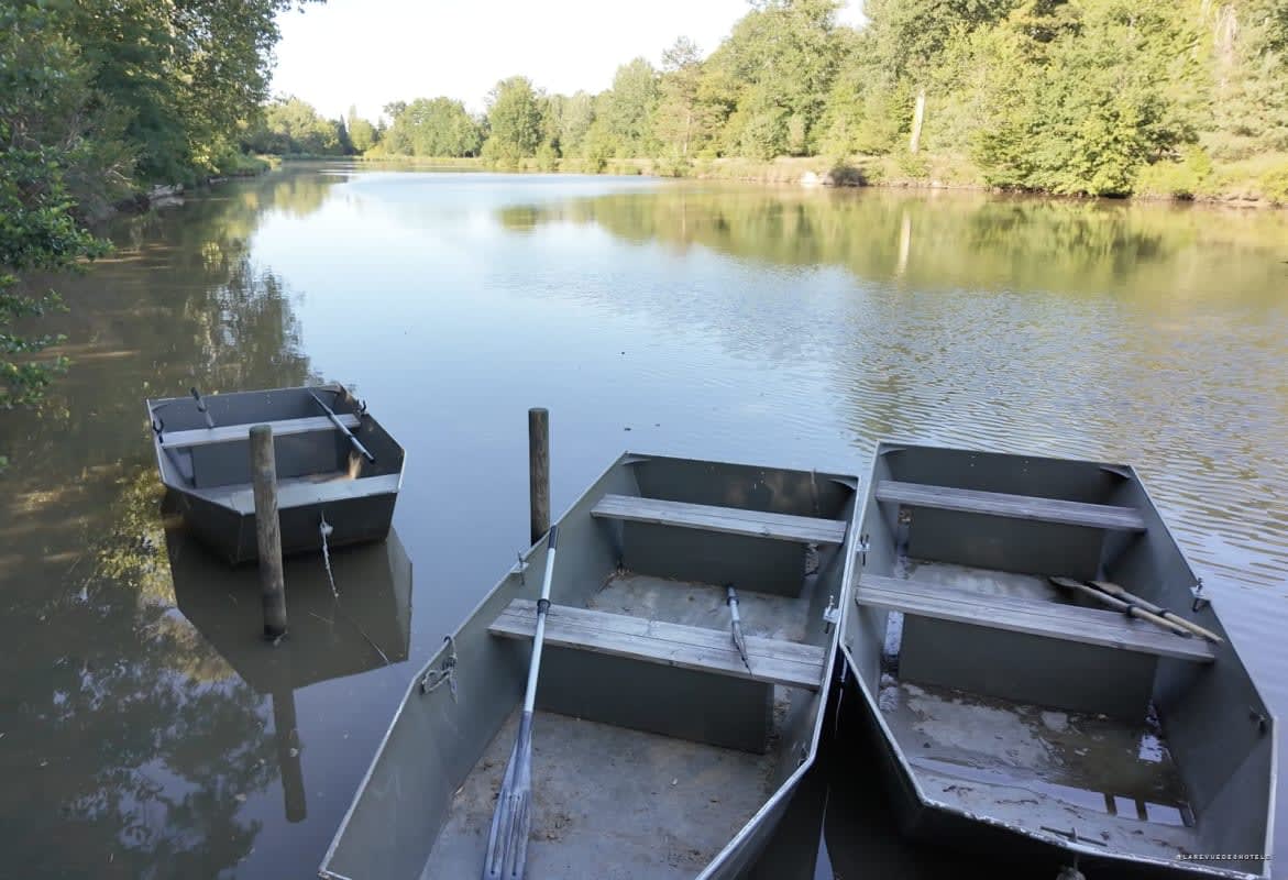 La barque en libre accès sur le lac · Château La Borde en Sologne · La Revue des Hôtels