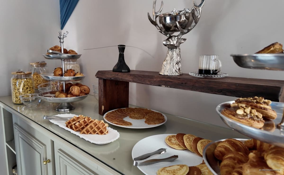 Le buffet du petit-déjeuner · Château La Borde en Sologne · La Revue des Hôtels