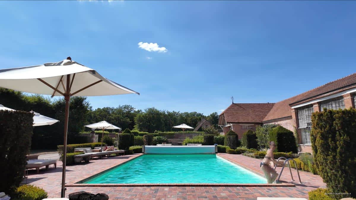 La piscine calme du domaine · Château La Borde en Sologne · La Revue des Hôtels