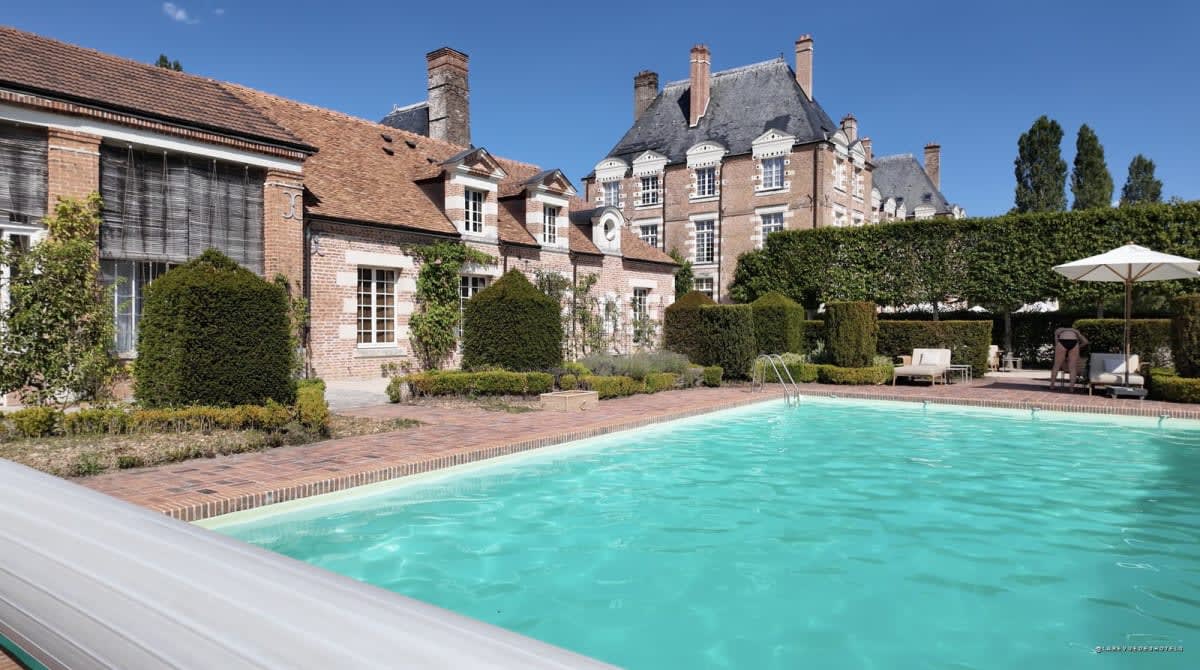 La piscine calme, à l'écart · Château La Borde en Sologne · La Revue des Hôtels
