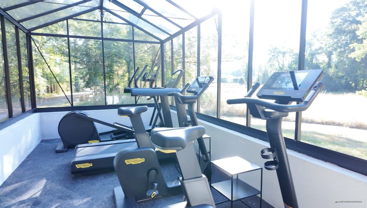 La salle de sport, dans le parc · Château La Borde en Sologne · La Revue des Hôtels