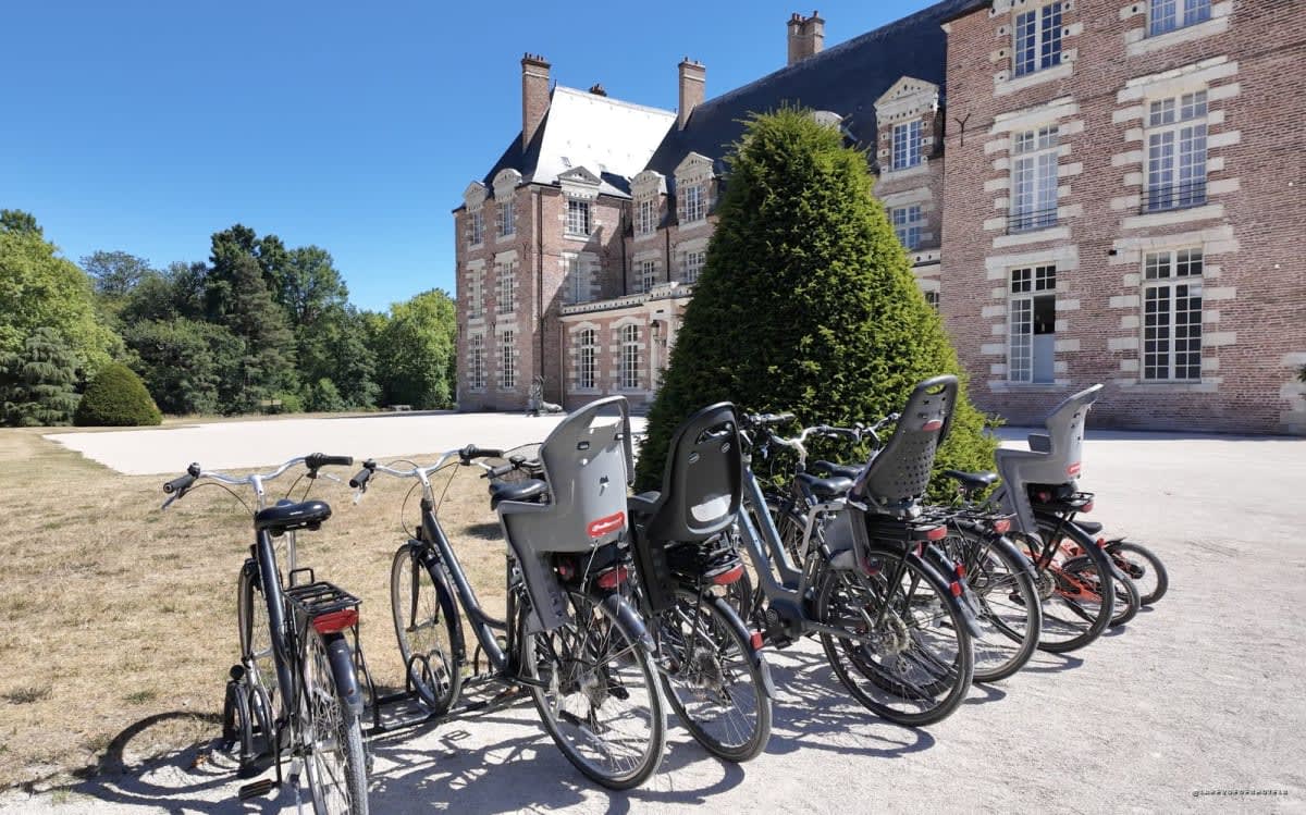 Les vélos gratuits mis à disposition · Château La Borde en Sologne · La Revue des Hôtels