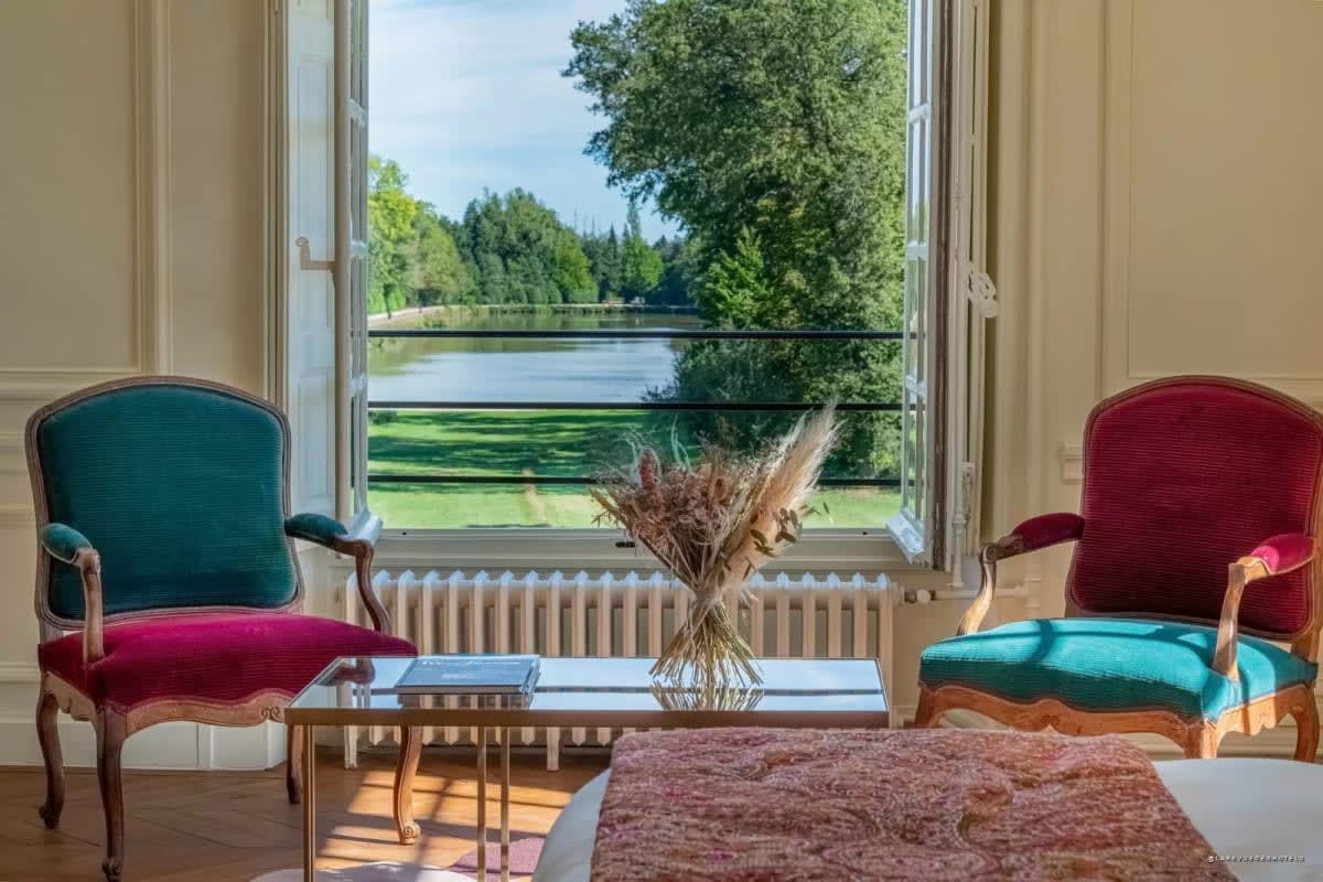 Une chambre du château avec vue sur le parc · La Revue des Hôtels