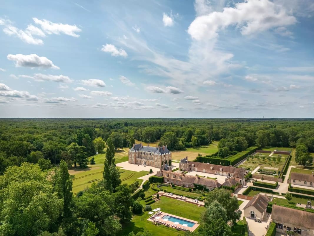 Le domaine de La Borde vu du ciel · La Revue des Hôtels