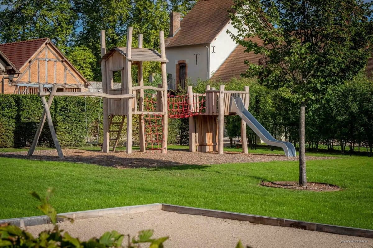 Le Kids Club et son aire de jeux à La Borde · La Revue des Hôtels