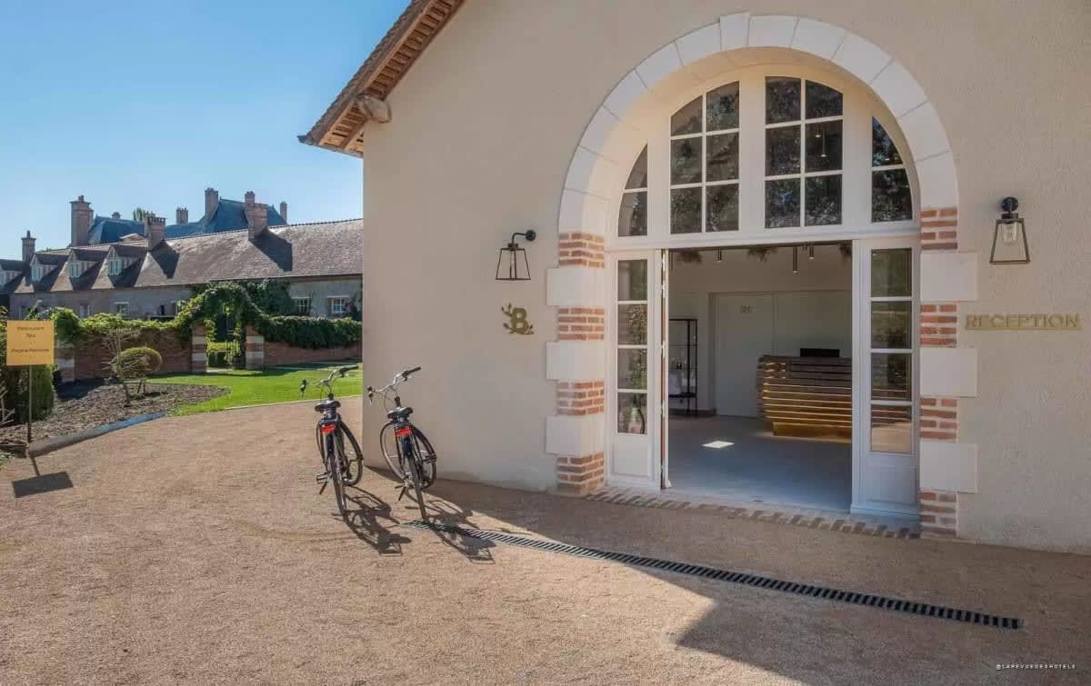Le bâtiment de la réception de La Borde · La Revue des Hôtels