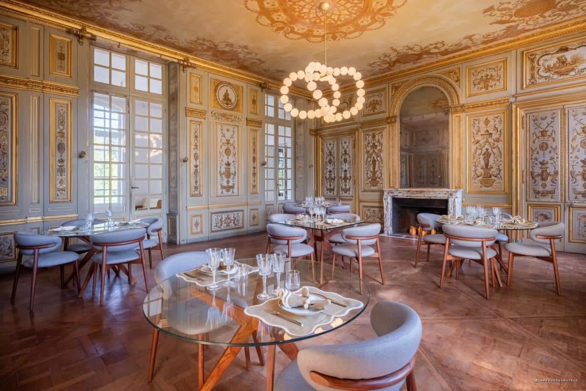 La salle dorée du restaurant Mémoire · La Revue des Hôtels