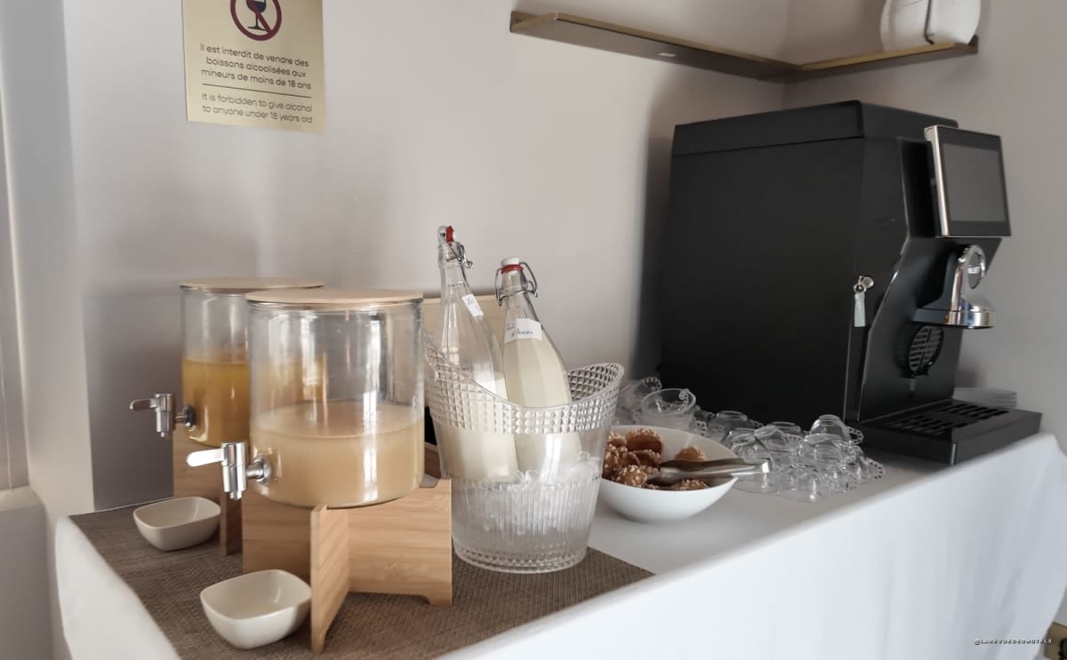La station boissons du petit-déjeuner · Château La Borde en Sologne · La Revue des Hôtels