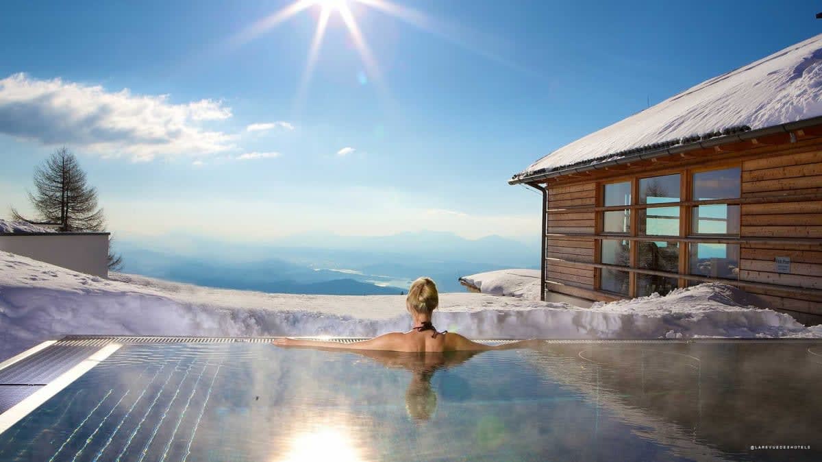 Baño exterior climatizado del Mountain Resort Feuerberg bajo la nieve