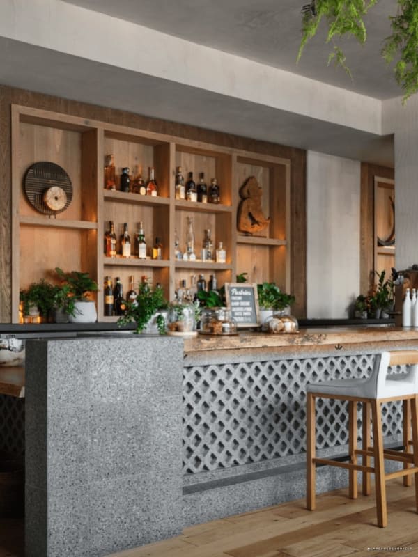 Le bar du 1 Hotel Tokyo, matériaux naturels et bois sculpté