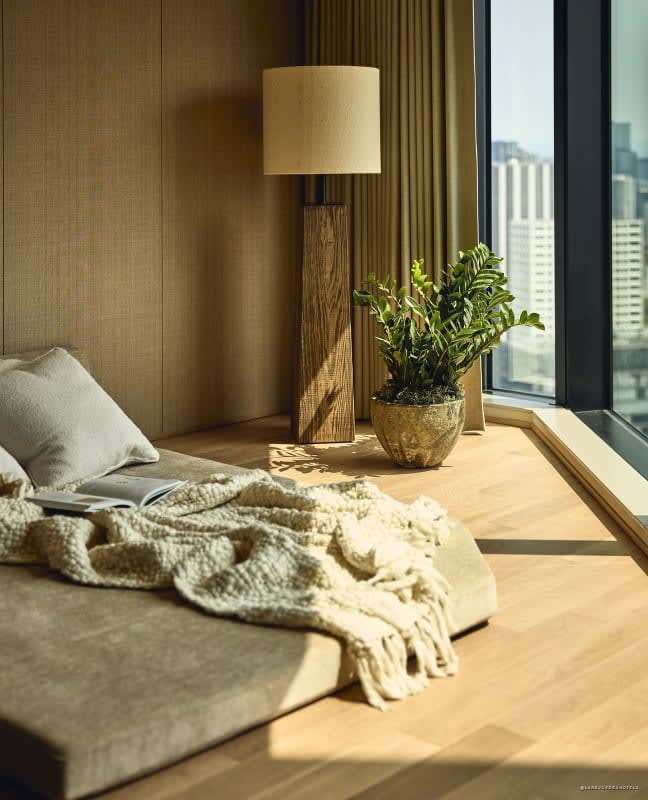 Salon d'une suite du 1 Hotel Tokyo avec vue panoramique
