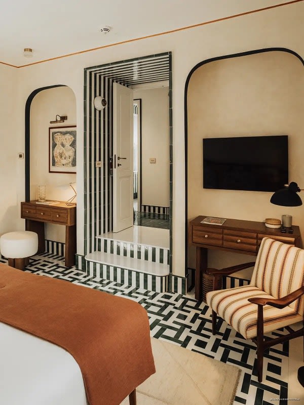 Chambre de la Villa Ines avec carrelage graphique inspiré des années 1950