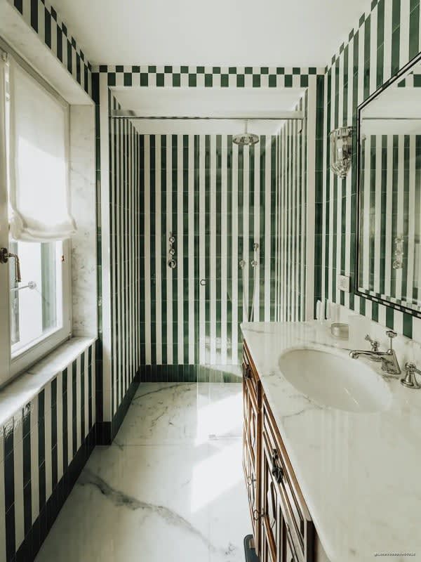 Salle de bain rayée vert et blanc de la Villa Ines