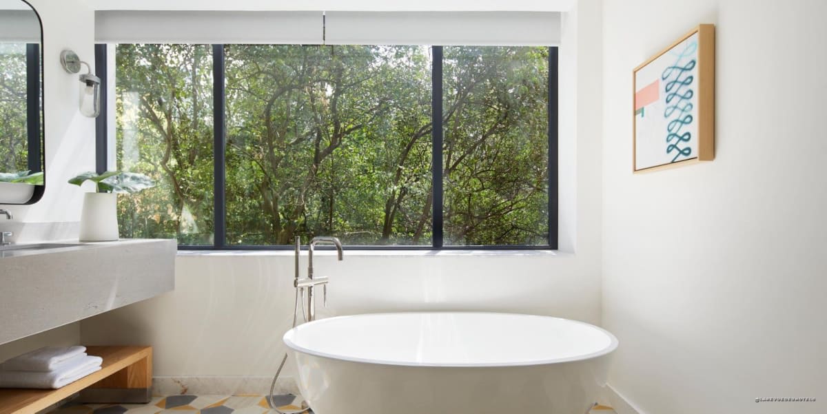 Baignoire îlot face aux arbres de Polanco au Kimpton El Castelar