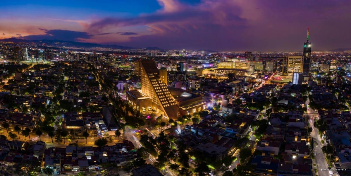 La skyline de Mexico au crépuscule depuis le Kimpton El Castelar