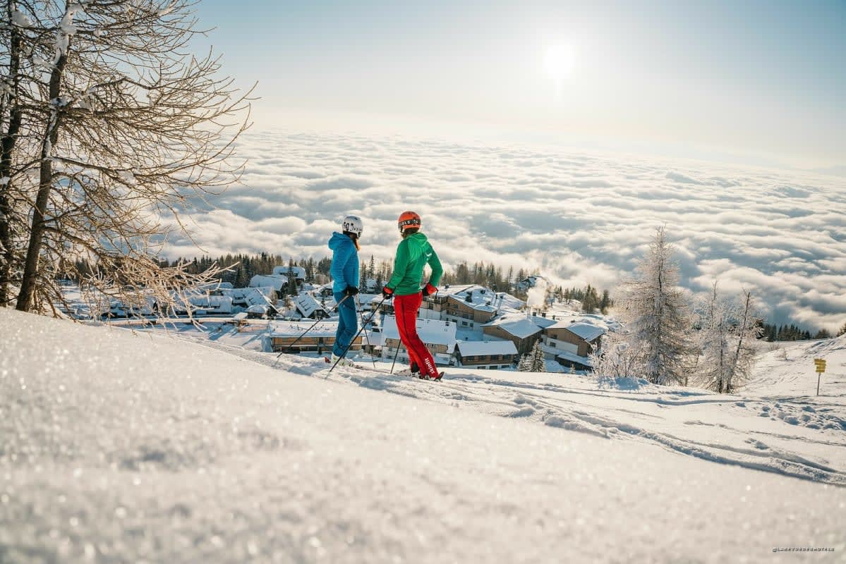 Le Mountain Resort Feuerberg sous la neige, ski aux pieds sur la Gerlitzen