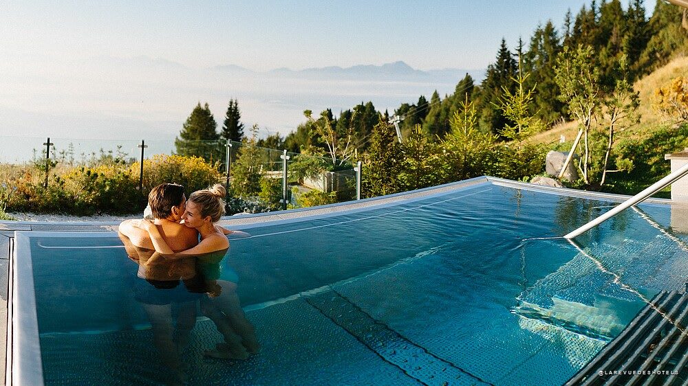 Baignade dans l'infinity pool du Mountain Resort Feuerberg