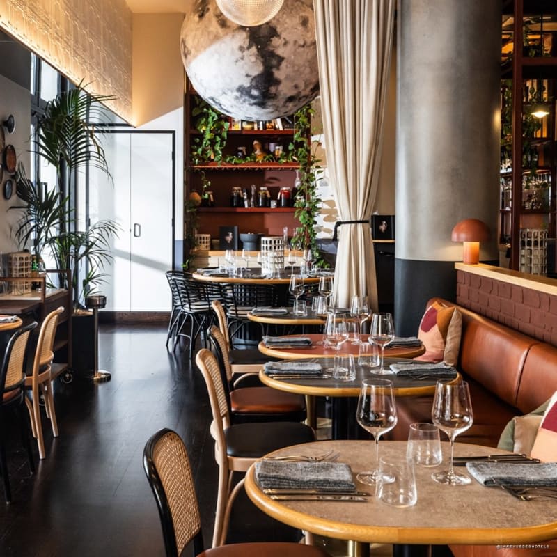 Le restaurant signature du QT Newcastle et sa sculpture lunaire
