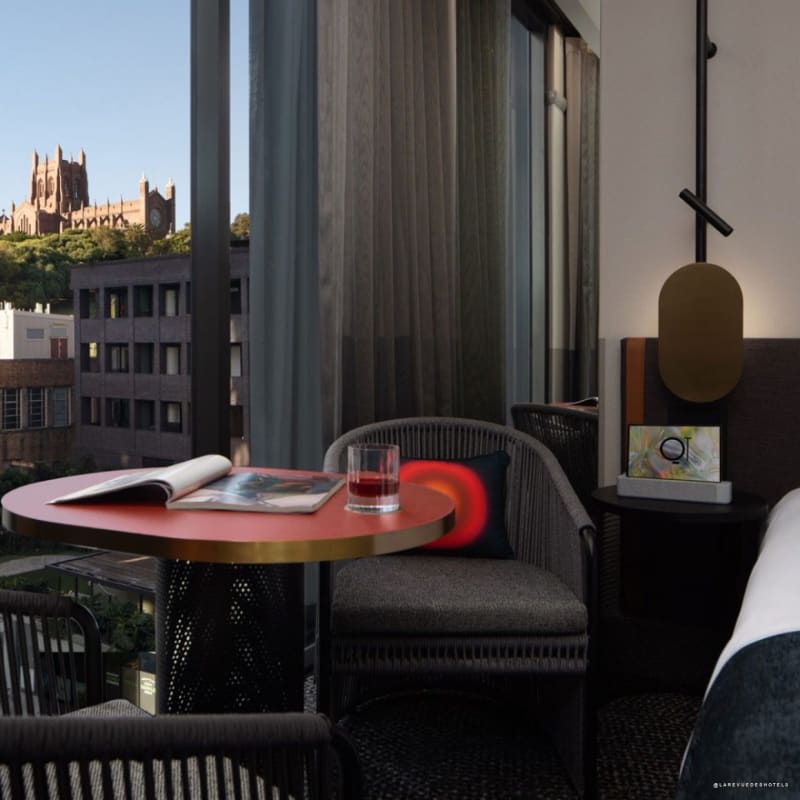 Chambre King du QT Newcastle avec vue sur la cathédrale et le port