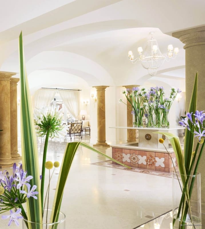 The lobby with white arches at Almar Giardino di Costanza in Sicily