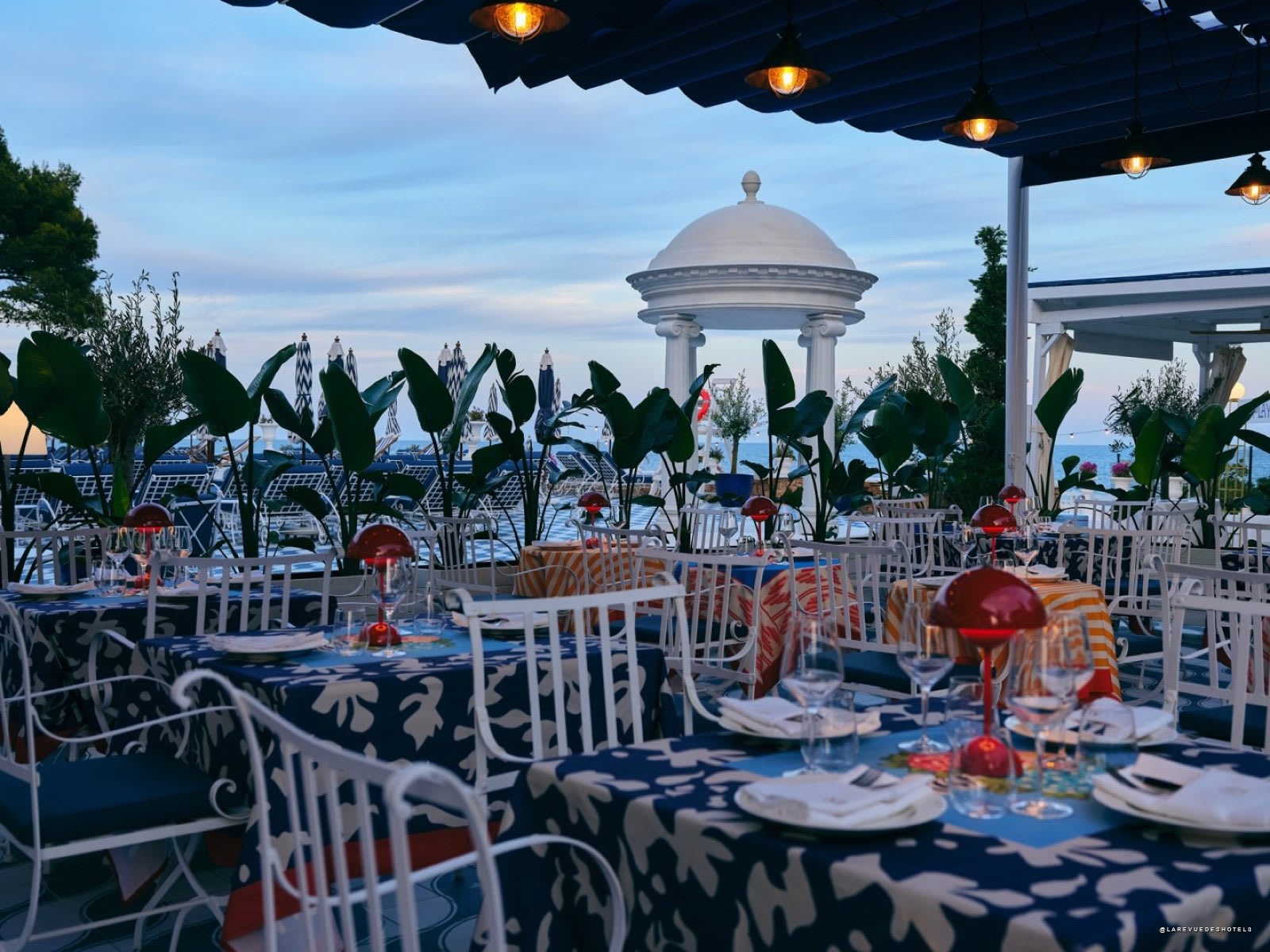 La piscine et le restaurant Sorella du Mongibello Ibiza