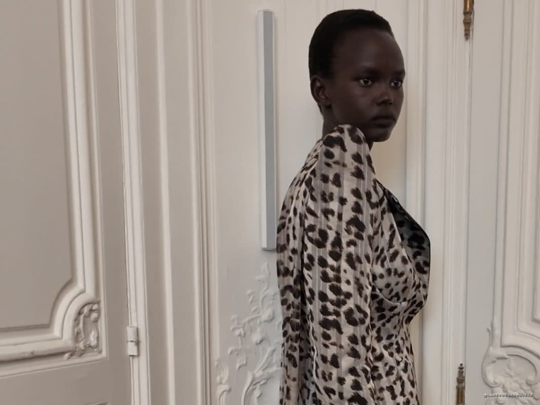 Backstage du défilé Peet Dullaert à Paris : portant avec les fiches de looks Couture