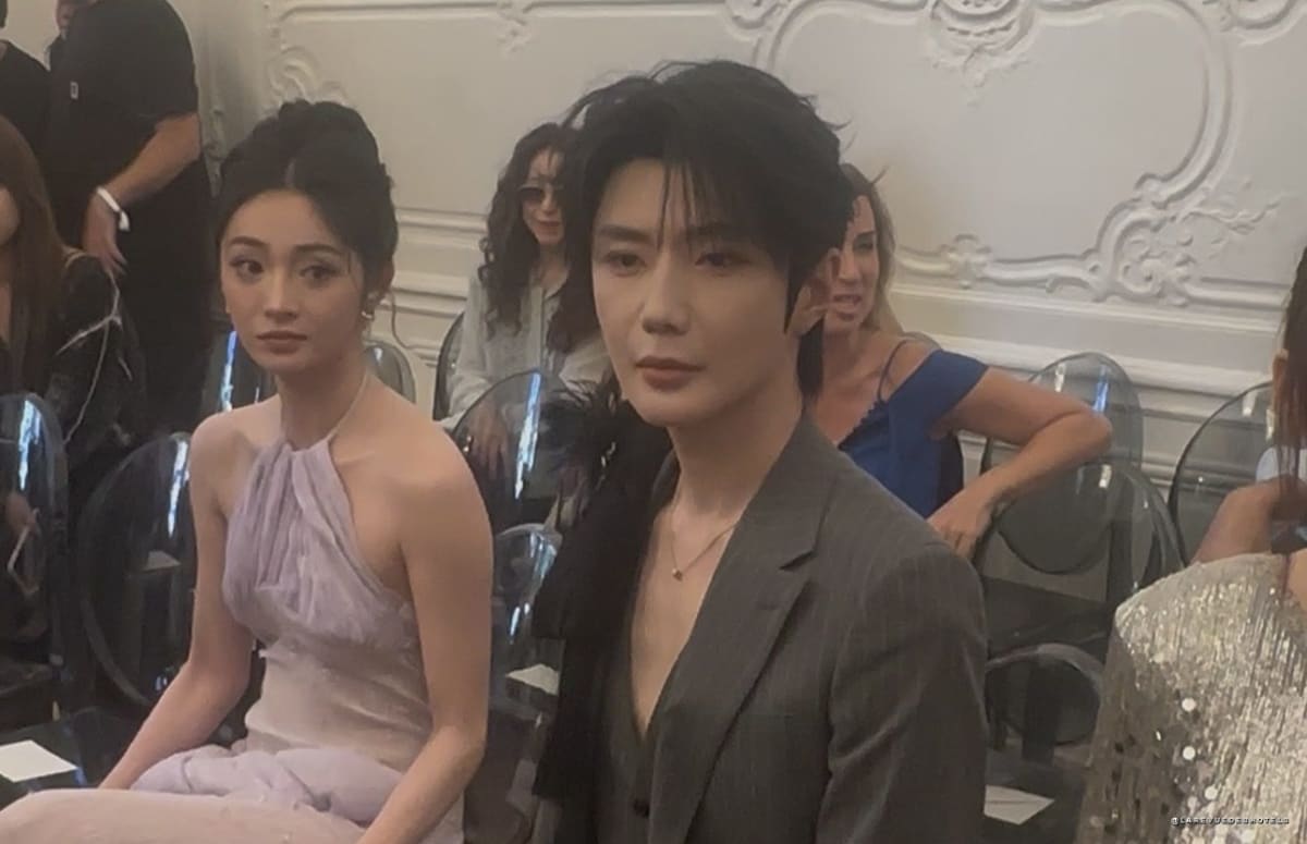Backstage du défilé Peet Dullaert à Paris : portant avec les fiches de looks Couture