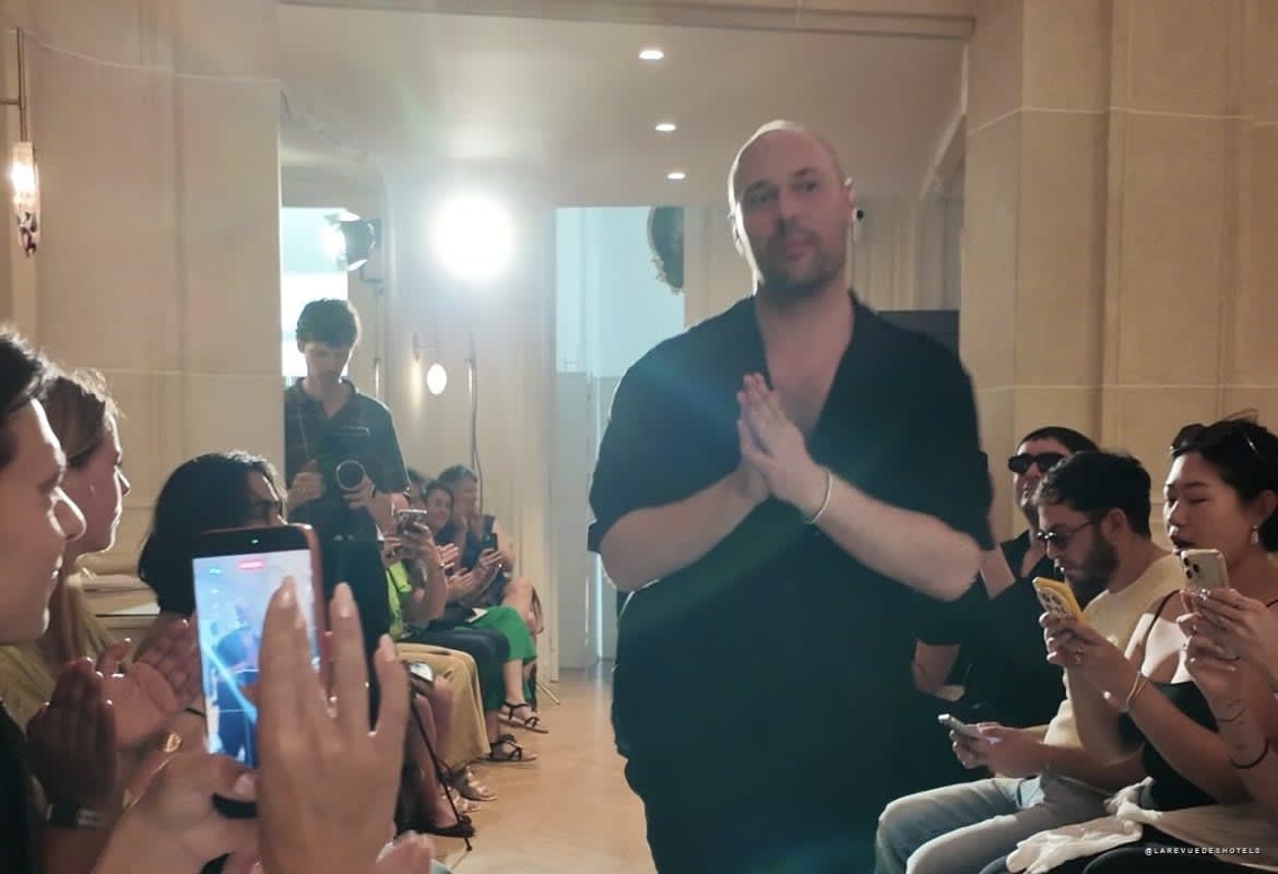 Backstage du défilé Peet Dullaert à Paris : portant avec les fiches de looks Couture