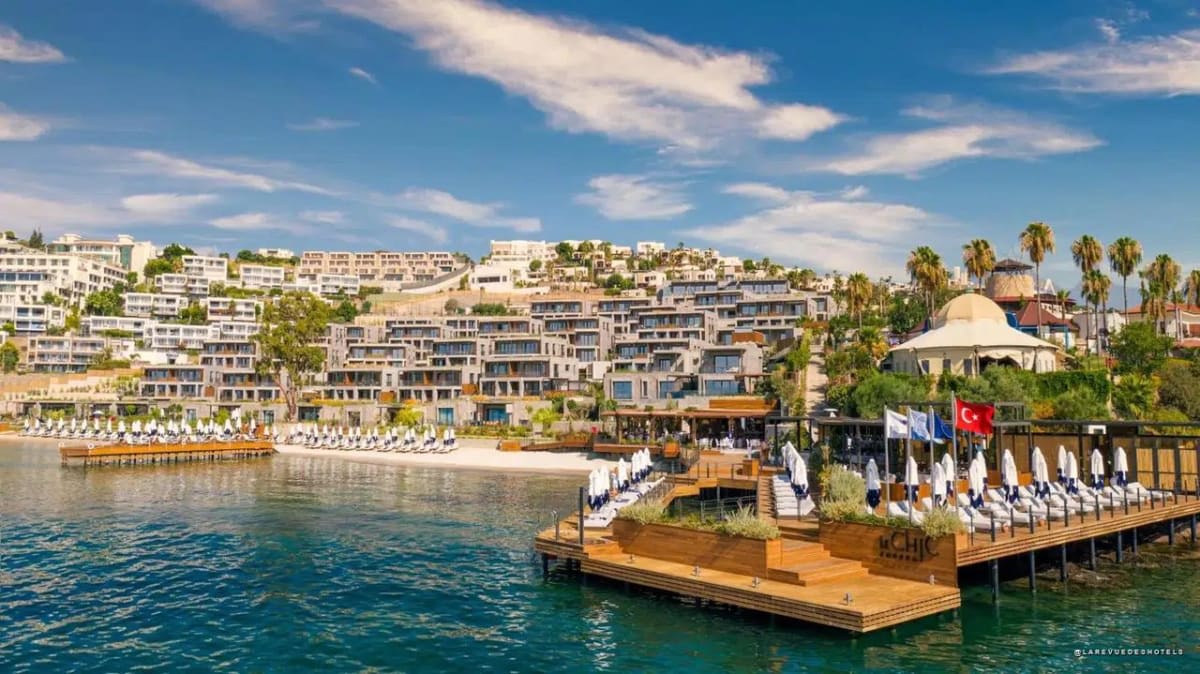 Villas en cascade vers la mer Égée et jetée du The Norm Le Chic à Bodrum, en Turquie