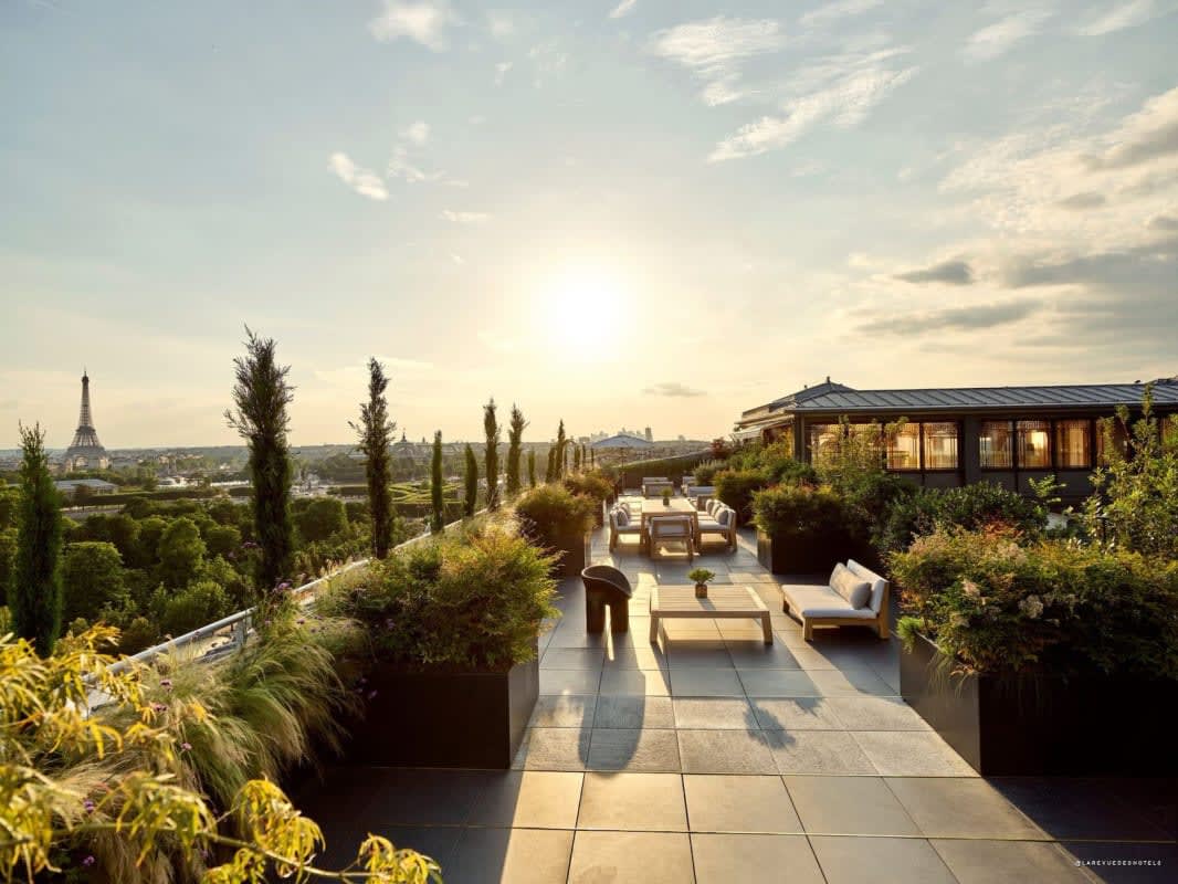 La terrasse de la suite Belle Étoile du Meurice au coucher du soleil, avec vue sur la tour Eiffel